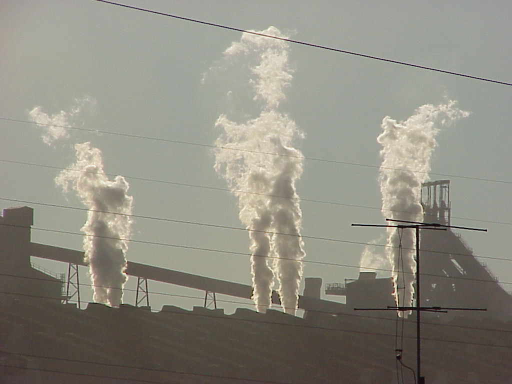 Les fumes et les missions de polluants locaux sont des problmes en voie d'amlioration dans les pays riches, mais en pleine croissance dans les pays en voie de dveloppement. Pour ce qui est du CO2 par contre la situation ne s'ammliore globalement nulle part.