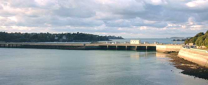 La vague submerge la plateforme puis l'eau s'coule par gravit en activant une turbine.